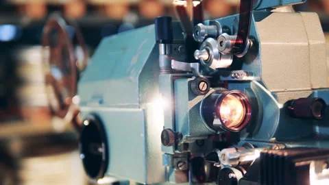 Antique movie projector while demonstrating a video Vídeo Stock 151891578