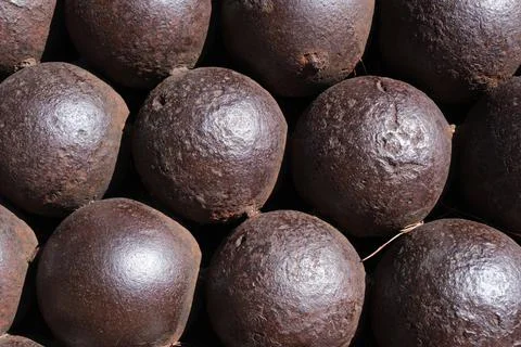 Antique rusty cannon balls, pattern, closeup, ancient iron cannonball. Foto stock