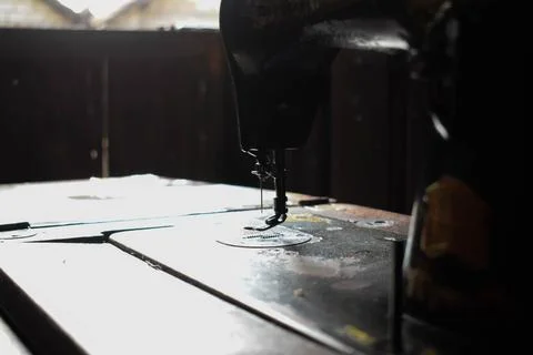 Antique sewing machine with copy space on table wood 스톡 사진