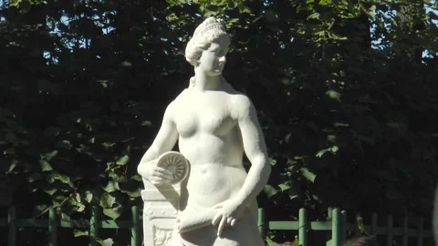 Antique statues on the paths of the Summer Garden on a sunny summer day. Stock-Footage 340530417
