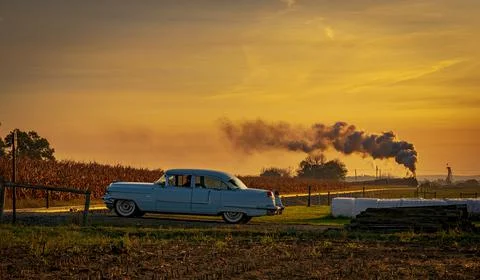 Antique Steam Passenger Train Approaching at Sunrise With a Full Head of Steam Foto stock