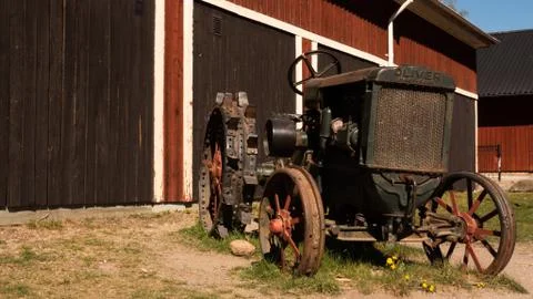 Antique tractor parked in front of machine hall. Stockfoto's