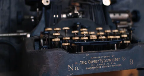 Antique typewriter in 4k Stockbeeldmateriaal 144420435