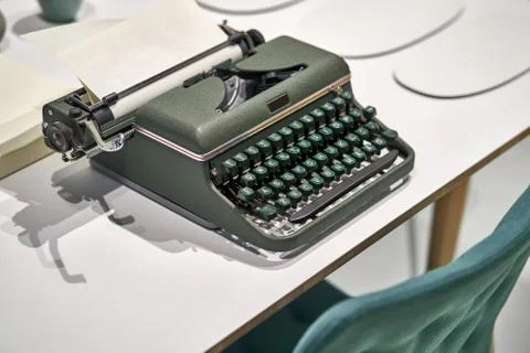 Antique typewriter with sheet on light table indoors Foto stock