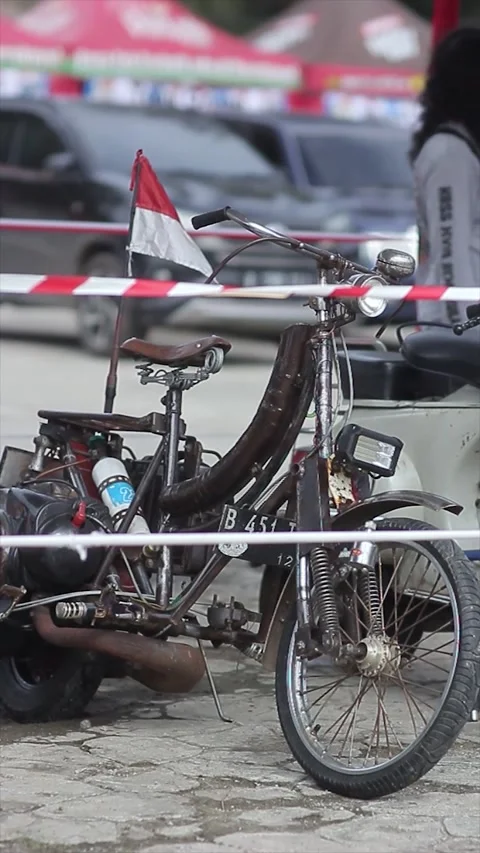 Antique vespas Stock Footage 221405758