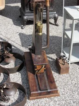Antique vintage bottle capping machine at the local flea market. Tuscany, Ita Foto stock