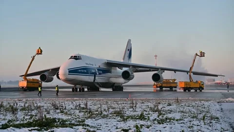 Antonov 124 100, deicing before start Video stock 168049582
