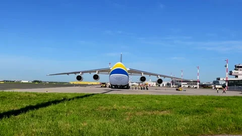 Antonov an 124-100 opening front door Stock-Footage 153924065