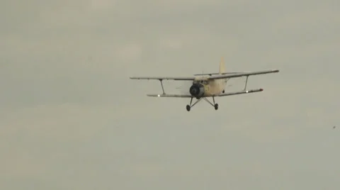 Antonov An-2R landing Stock Footage 38395086