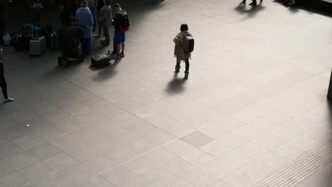 Antwerp terminal with many passengers going back and forth inside in spring Video stock 106842155
