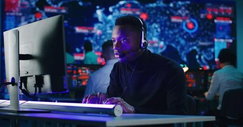 Anxious African American programmer using computer at work Stock-Fotos