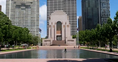 ANZAC Memorial and The Pool of Reflection located in Hyde Park, Sydney, New Vidéo 335410251