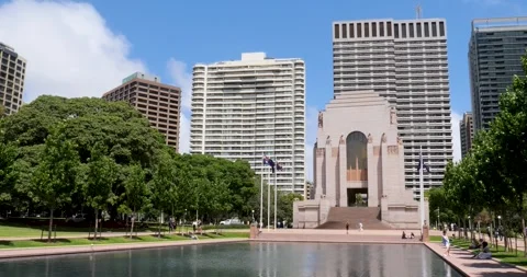 ANZAC Memorial and The Pool of Reflection located in Hyde Park, Sydney, New 库存影片 336093477