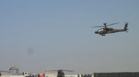 Apache (ah-64) flies by with blue sky background (HD) Vidéo 39298504