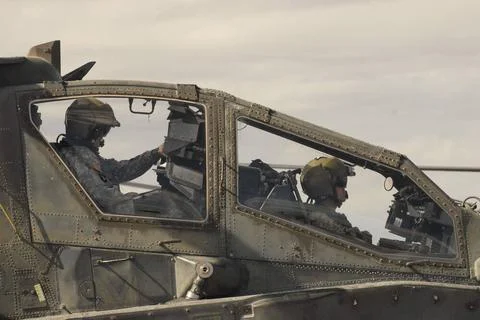 Apache AH-64D pilots go through their pre-flight checks at Silverbell Army... Foto stock