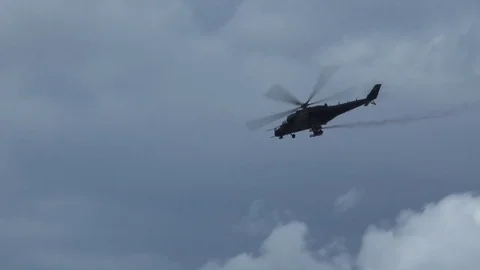 Apache helicopter low in the sky 4K Vidéo 82472381