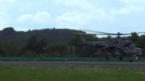 Apache helicopter taking off from runway 4K Vidéo 82471655