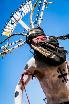 Apache man dancing in traditional regalia Foto stock