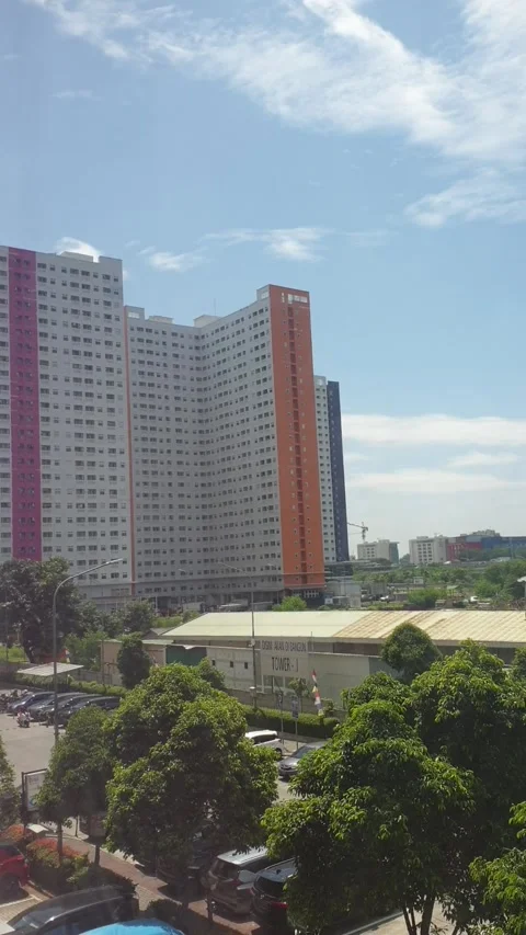 Apartment Building Vídeos de archivo 220045702