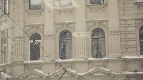 Apartment Building In Snowfall pan 库存影片 70759767
