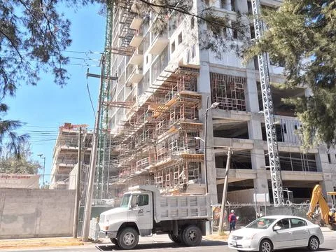 APARTMENT BUILDING UNDER CONSTRUCTION Foto stock
