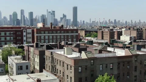 Apartment rooftops facing the Manhattan skyline from Queens Vidéo 154667856