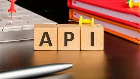 API abbreviation, modern technology concept. API It is made of wooden cubes o Foto stock
