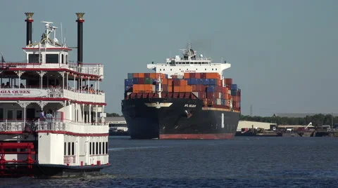 Apl belgium container ship and tour boat, savannah river, ga, usa Stock-Footage 44921641