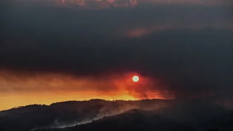 Apocalyptic sun setting through thick smoke and clouds Vidéo 332963494