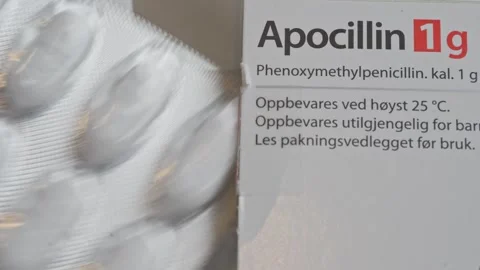 Apocillin penicillin package and tablets from Actavis displayed together in 库存影片 319514733