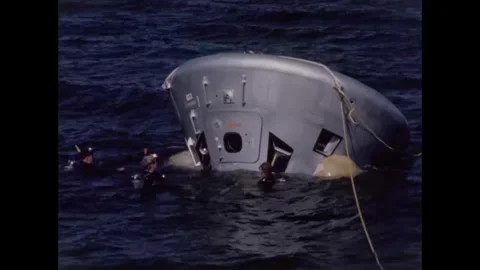 Apollo 8 back-up crew command module nose-down during water egress training Stockbeeldmateriaal 271518376