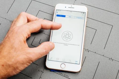 App on Apple iPhone Plus the application software 스톡 사진