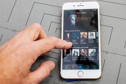 App on Apple iPhone Plus the application software 스톡 사진