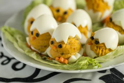 Appetizer of boiled stuffed decorative eggs in the form of small chicks placed Stock-Fotos