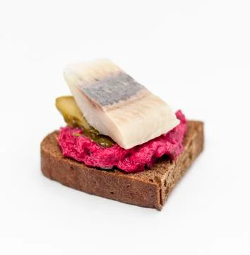 Appetizer canape from rye bread with herring slice and beetroot Stockfoto's