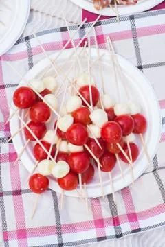 Appetizer of cherry tomatoes and mozzarella Stock-Fotos