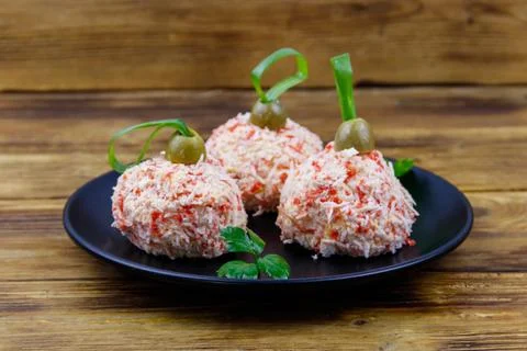 Appetizer of crab-cheese balls made in a shape of Christmas baubles Stockfoto's