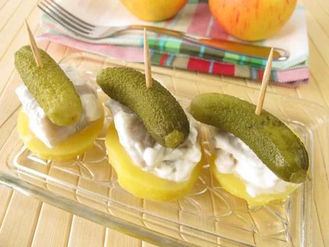 Appetizer of small herring rolls Foto stock