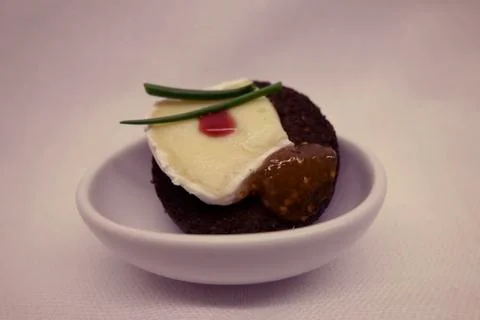 Appetizer,bread pompernickel with cheese Stock-Fotos