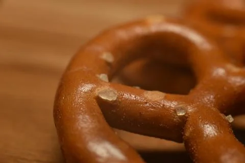 Appetizing background texture: fresh little golden brown pretzels with crispy Stock Photos
