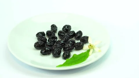 Appetizing Black Olives Stuffed Wit  on the White Plate Vidéo 88419561