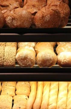 Appetizing bread on showcase 库存照片
