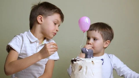Appetizing cake background. Children eating birthday cake. Vídeos de archivo 100465078