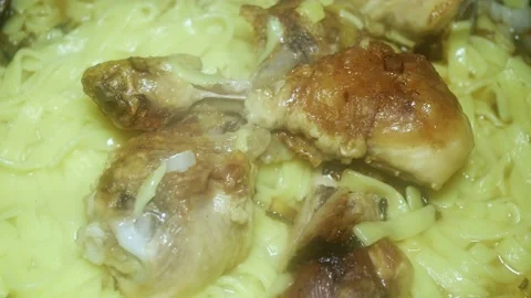 Appetizing chicken drumsticks with crust and noodles, top view Vídeos de archivo 230778663