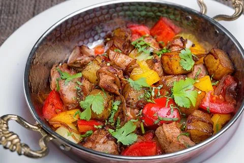 Appetizing Eastern-style Braised Veal and Potato Dish with Fresh Parsley an.. Foto stock