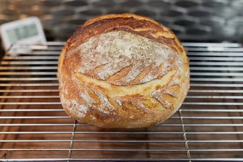 Appetizing home made loaf of bread cooling on the countertop Stockfoto's