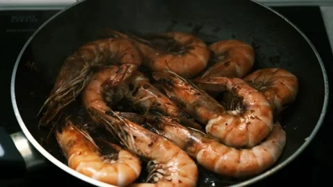 Appetizing large shrimp frying in a pan with garlic and soy sauce Vídeos de archivo 335039790