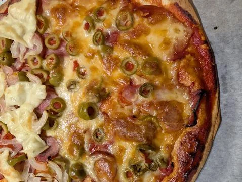 Appetizing Melted Cheese Pizza with Savory Toppings 스톡 사진