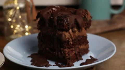 Appetizing piece of chocolate cake, brown cake for breakfast, lunch or dinner 스톡 동영상 222592922