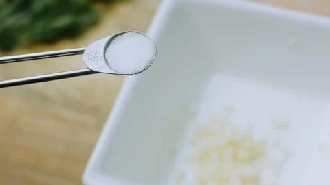 Appetizing plated presentation: cleaning potatoes for grilling 스톡 사진